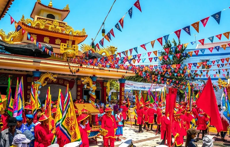 Nghi lễ dâng hương và tế bái trang nghiêm tại lăng thờ Cá Ông.