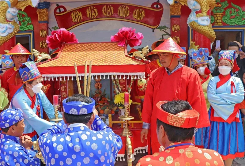 Ngư dân thành kính cầu mong một năm mưa thuận gió hòa, tôm cá đầy khoang.