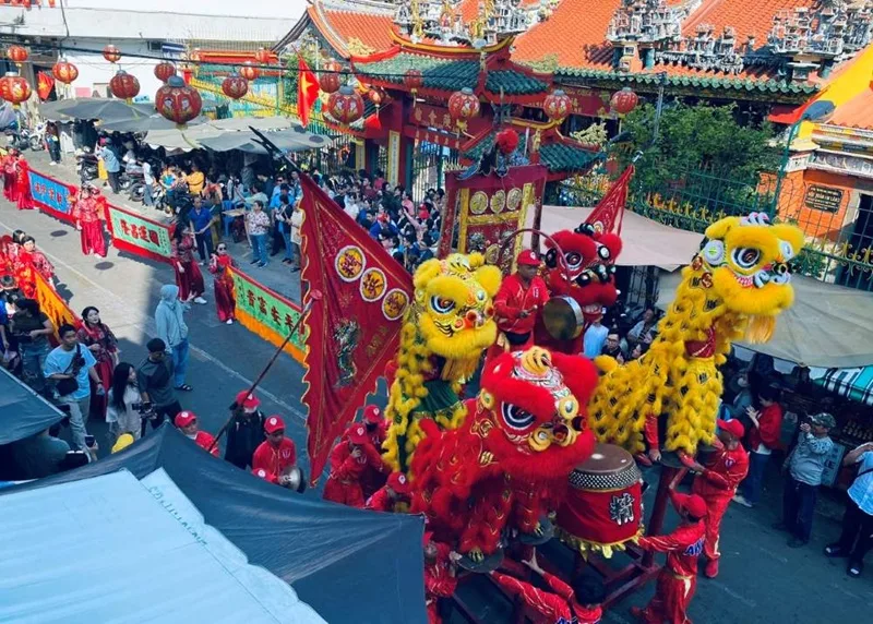 Phần hội tưng bừng với các hoạt động múa lân và sinh hoạt cộng đồng.