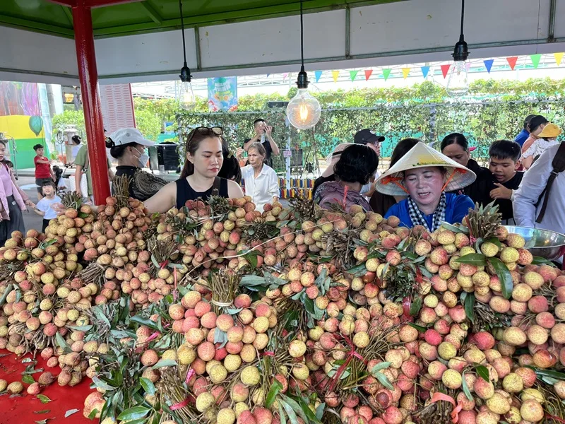 Du khách hào hứng thưởng thức các món ăn, thức uống thanh mát được chế biến từ trái cây tươi.