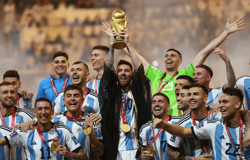 Messi nâng cao cúp vàng World Cup 2022, hoàn thiện bộ sưu tập danh hiệu cùng đội tuyển quốc gia.