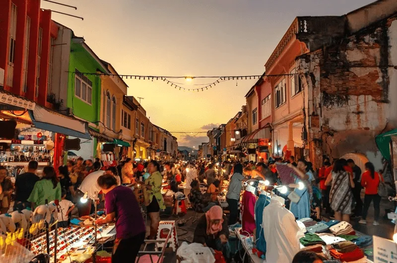 Kiến trúc Sino-Portuguese độc đáo và đầy màu sắc tại phố cổ Phuket.