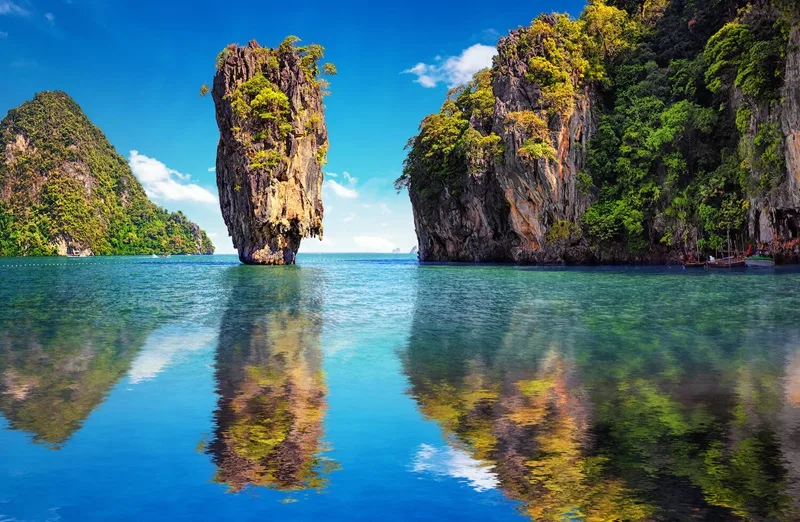 Trải nghiệm đi tàu khám phá các hòn đảo tuyệt đẹp ngoài khơi Phuket.