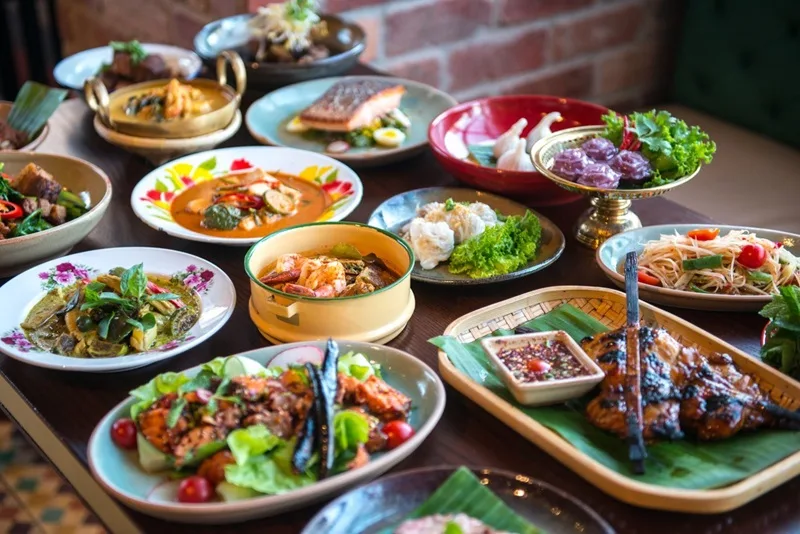 Thưởng thức nền ẩm thực phong phú và mang đậm dấu ấn văn hóa bản địa.