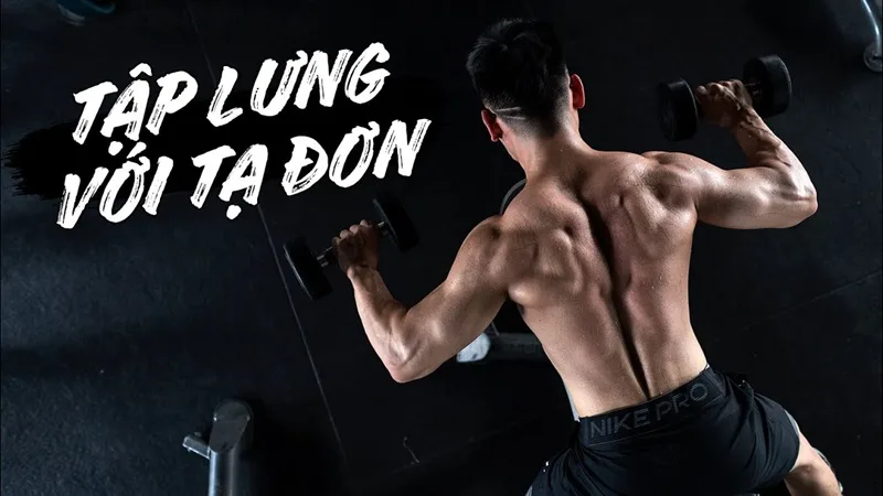 Tập lưng với tạ đơn tại nhà giúp tăng cơ và cải thiện vóc dáng.