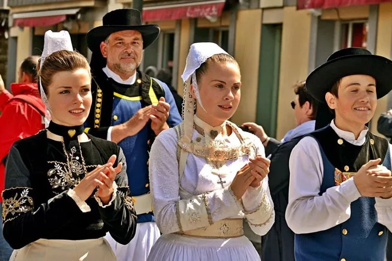Trang phục Provence mang hơi thở Địa Trung Hải với chất liệu nhẹ nhàng, màu sắc tươi sáng.