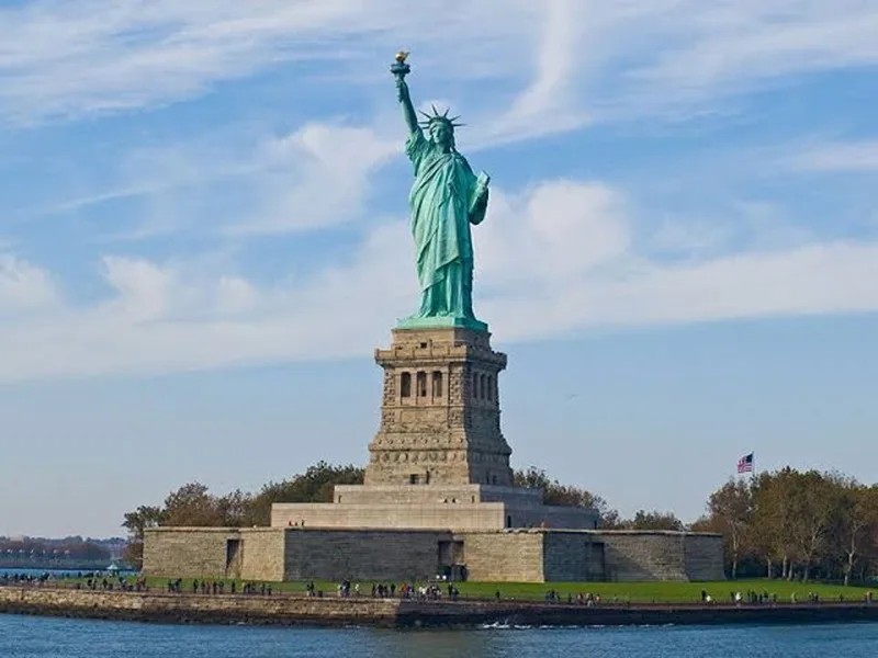 Du khách có thể di chuyển đến Liberty Island bằng phà xuất phát từ Battery Park hoặc Liberty State Park.