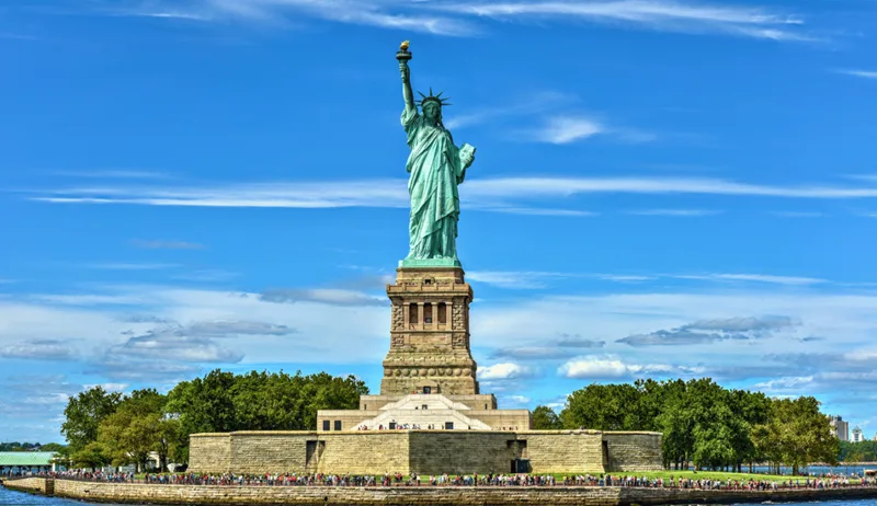Tượng Nữ thần Tự do tọa lạc trên đảo Liberty Island, thuộc khu vực cảng New York, Hoa Kỳ.